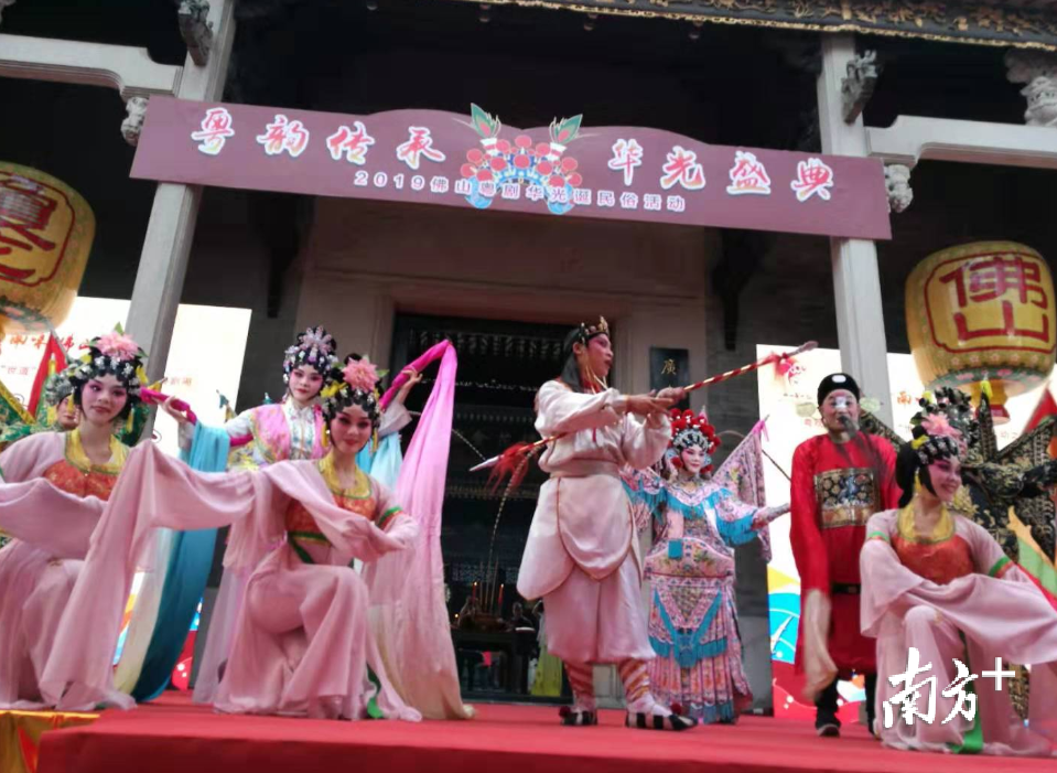 从11月1日至5日,主办方安排了五场粤剧粤曲展演活动。 从11月1日至5日,主办方安排了五场粤剧粤曲展演活动。