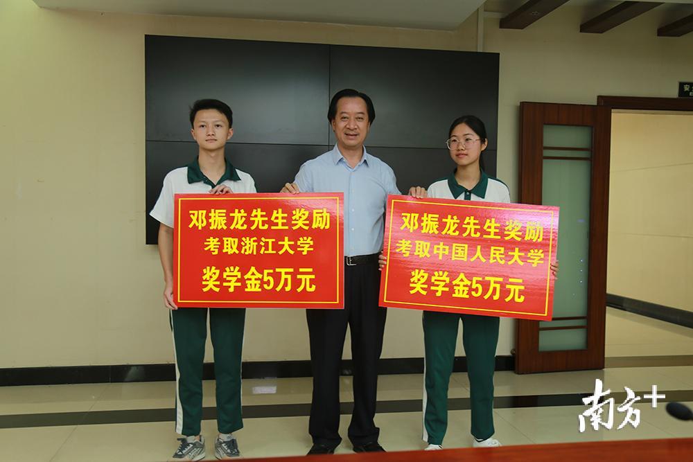 邓振龙以田家炳老先生为榜样回报家乡。大埔县供图