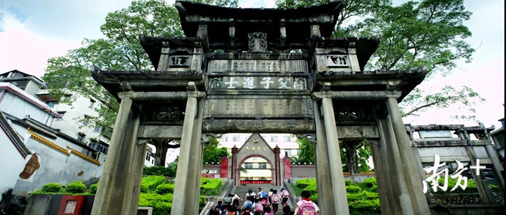富有青春活力的学生们每天上下学都要经过父子进士牌坊，感受大埔深厚的人文底蕴。受访者供图