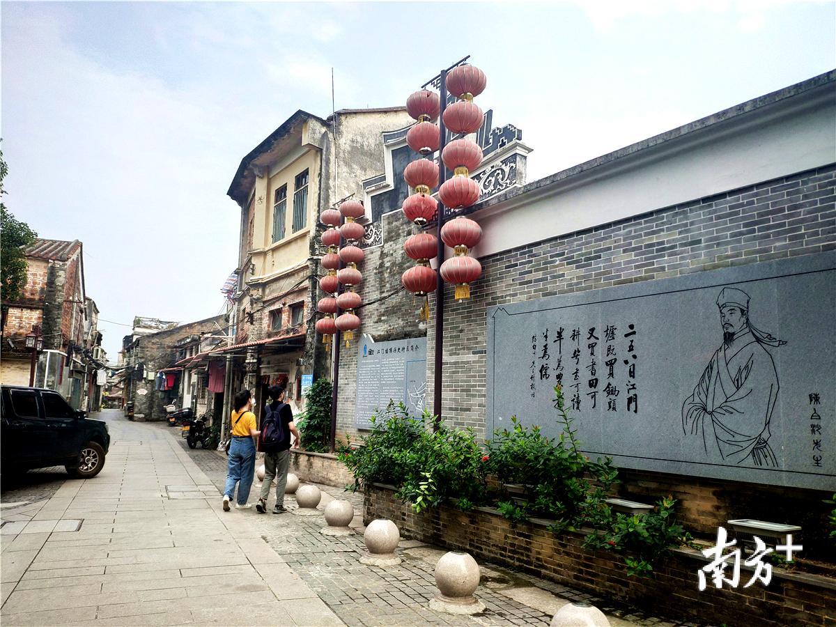 大红灯笼点缀，颇具古典韵味。黄绍侦 摄