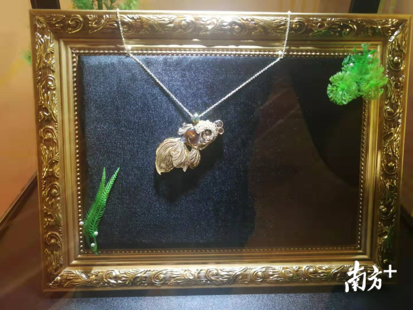 第二届中国珠宝首饰设计天工奖获奖的珠宝作品。尹辅华 摄