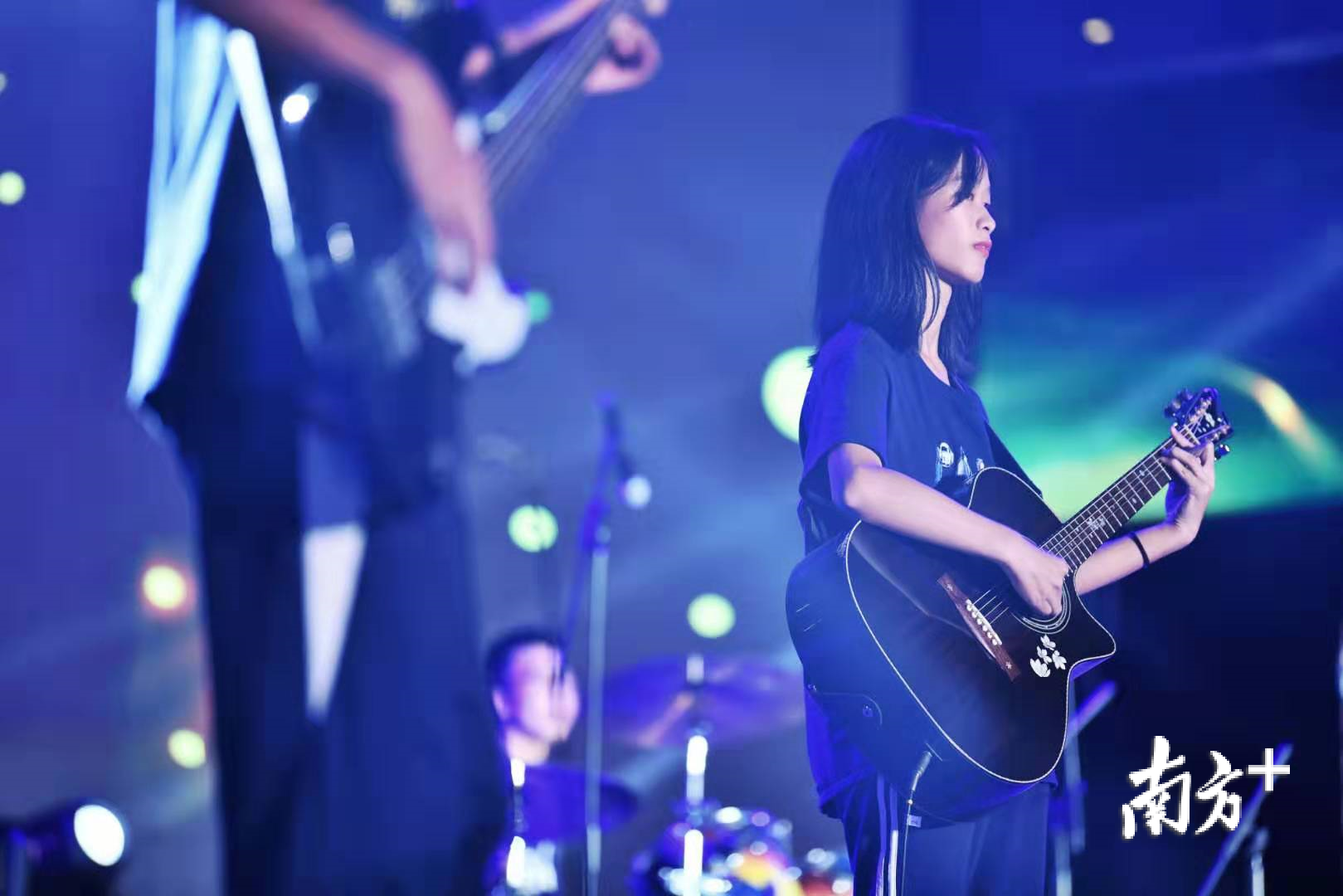 发现一位弹吉他的女同学。