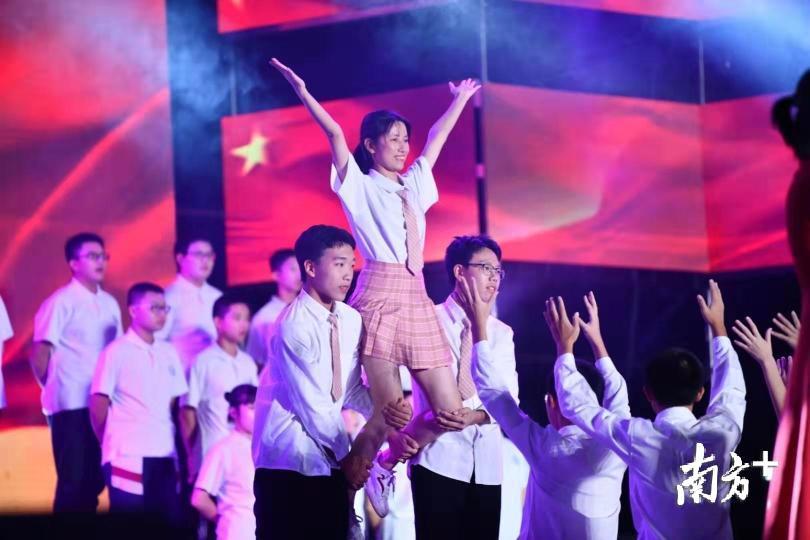 石门中学107班全体同学带来《我们都是追梦人》。