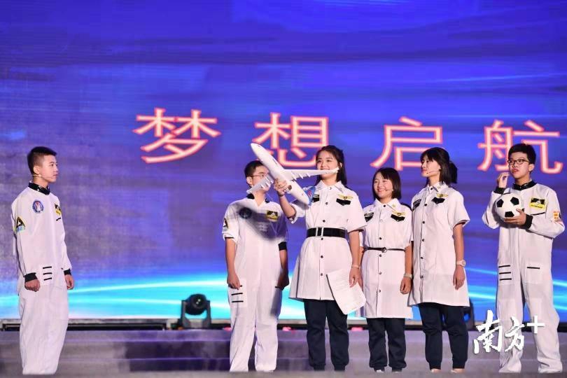 同学们用小品阐述着他们的飞天梦。
