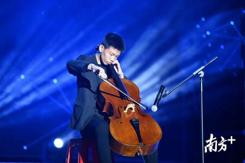 大提琴演奏优雅古典。