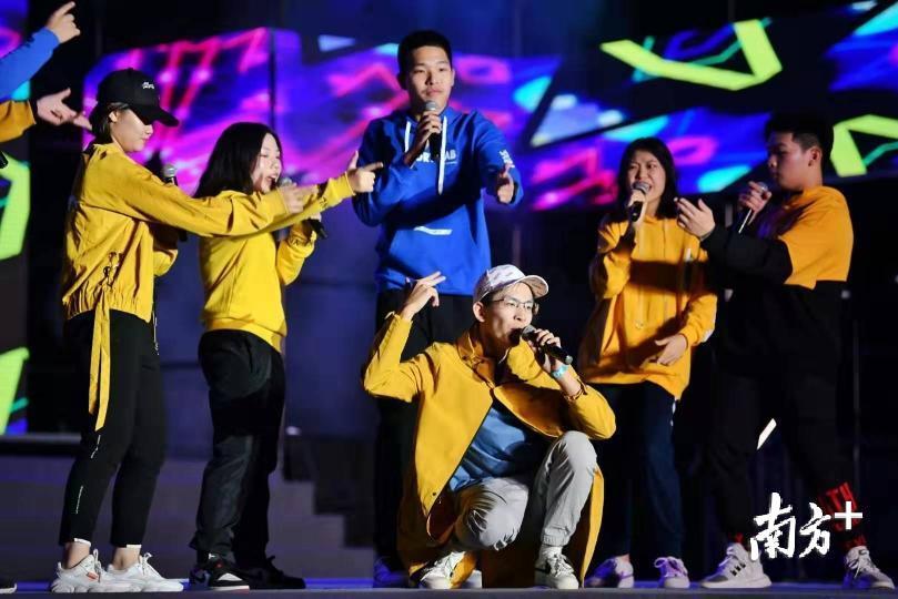 “大家好，我们是阿卡贝拉，你所听到的每一个音符，都来自我们的口。”