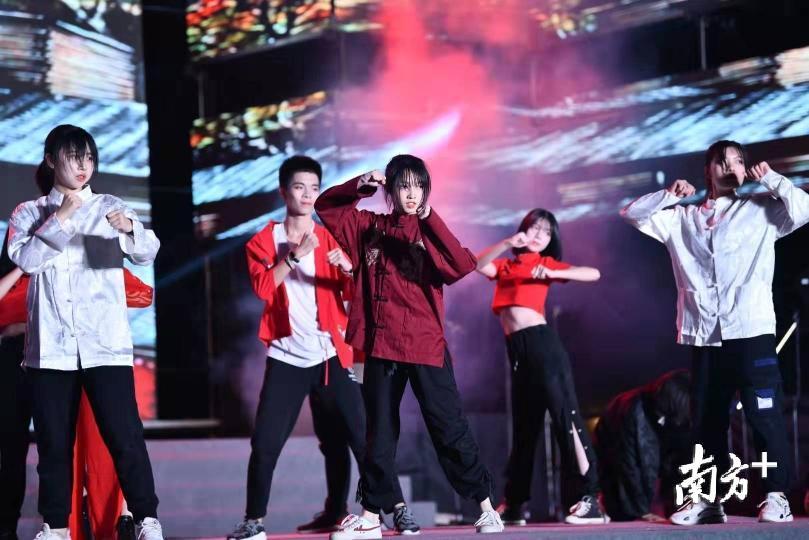 来自街舞社的同学身手矫健。