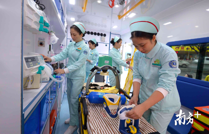 救护车上还配置有开胸、开腹包,紧急情况下的救命开胸、开腹手术都可以在院前实施。 救护车上还配置有开胸、开腹包,紧急情况下的救命开胸、开腹手术都可以在院前实施。