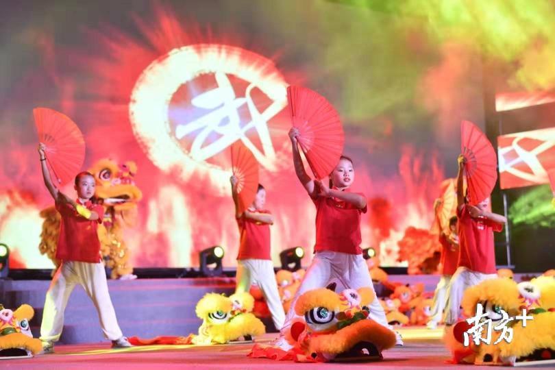 石门实验小学表演舞蹈《吉祥狮娃》，同学们可爱灵动。