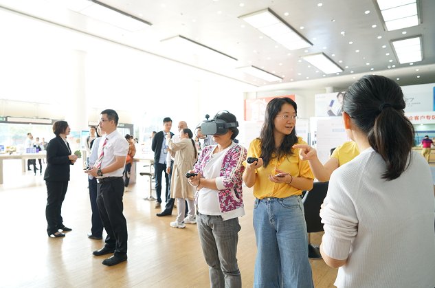 佛山电信营业厅市民体验5G。佛山电信供图