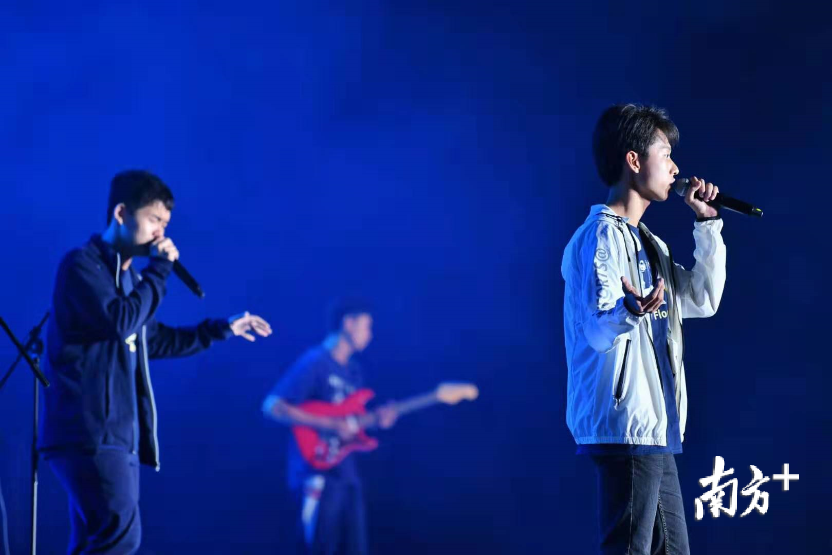 来，听我们唱《无名之辈》。