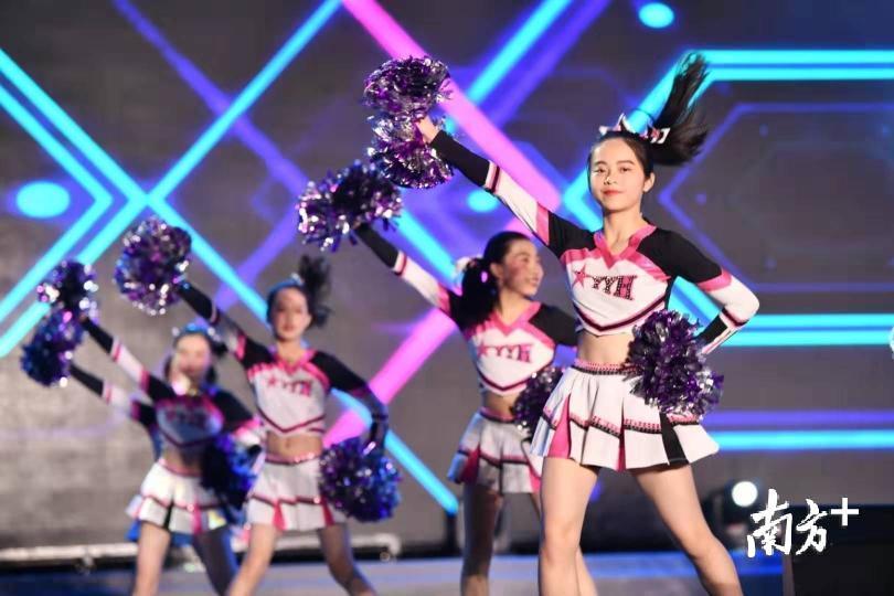 青春是载歌载舞的回忆，是无限展望的未来。