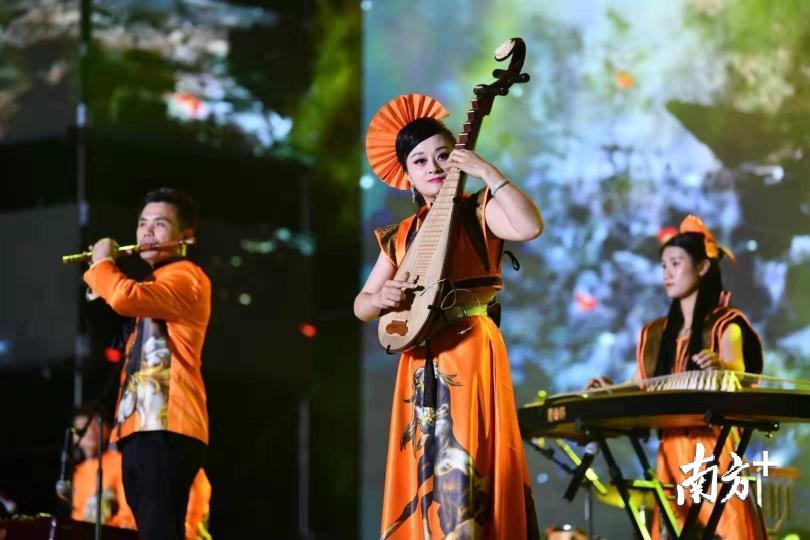 老师们同样才华横溢，南海教师民乐团带来器乐演奏《花样年华》。