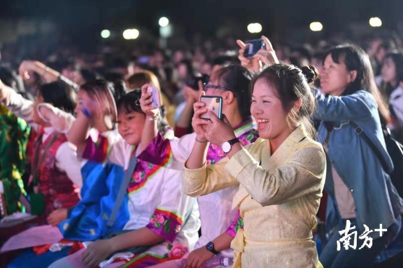 来自汶川水磨的同学举起手机记录下精彩的节目。