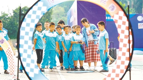 一群孩子感受科技的魅力。