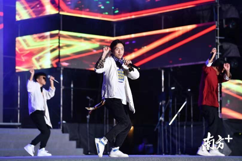 来自千里外汶川水磨中学的学生们表演歌舞。