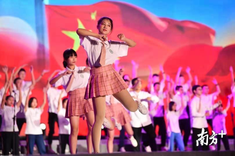 白衬衫+格子裙，这是青春的样子！