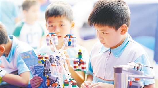 小朋友被乐高机器人深深吸引。