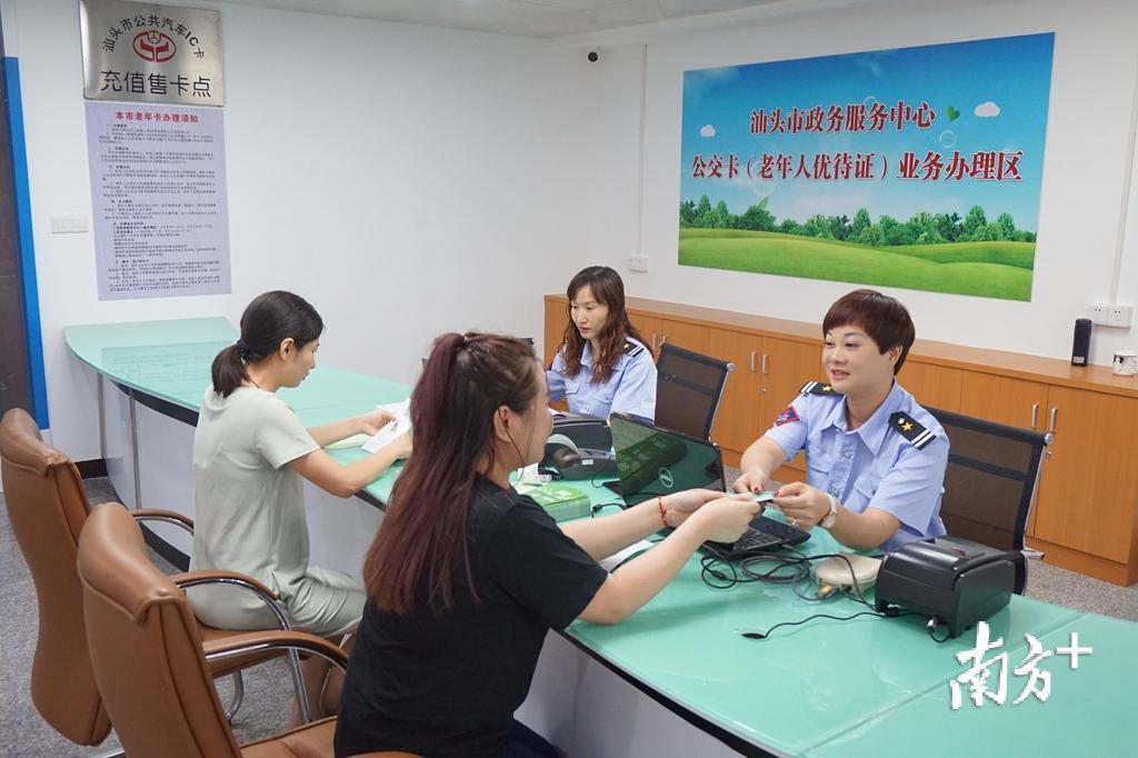 提升政务服务环境，为的是让群众更有获得感。