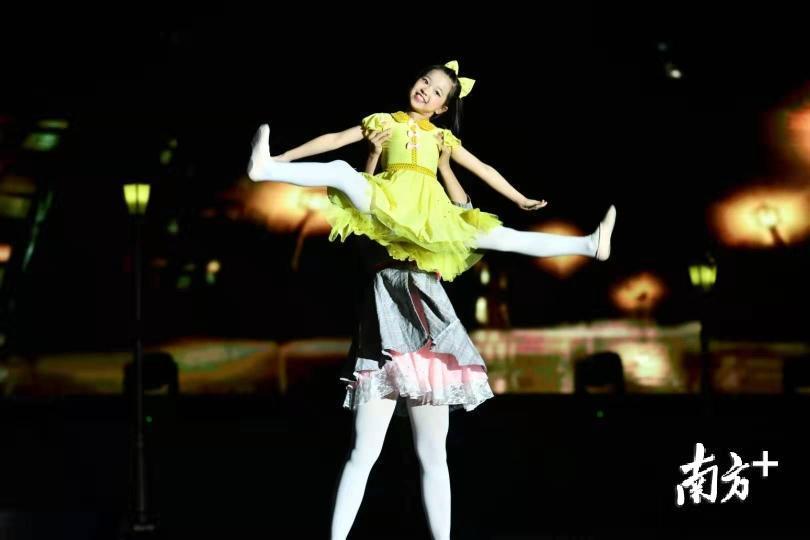 石门实验中学附属小学舞蹈节目《雨停了》。