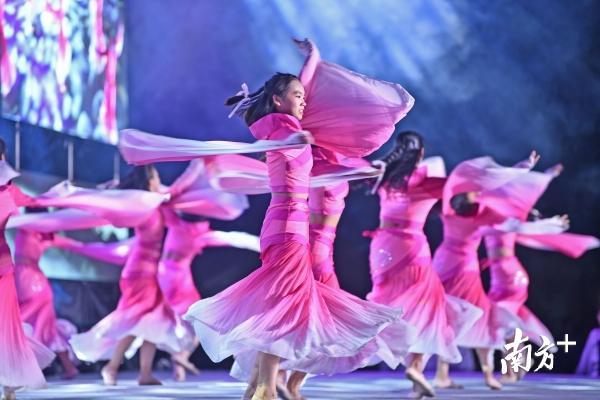 舞蹈团给带来节目《烟花易冷》。