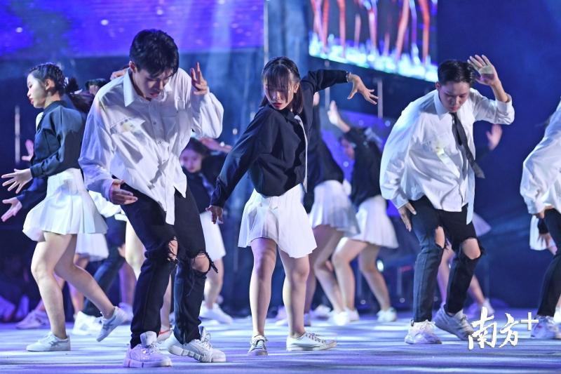 舞蹈队带来的《For dream For love》，活力无限。