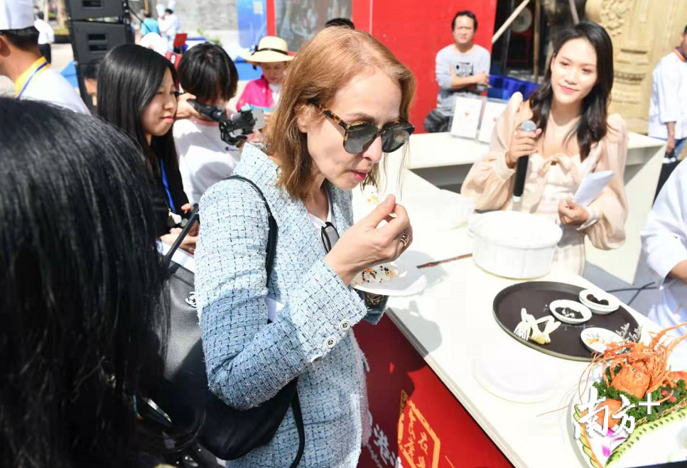 游客在现场品尝美食。戴嘉信 摄