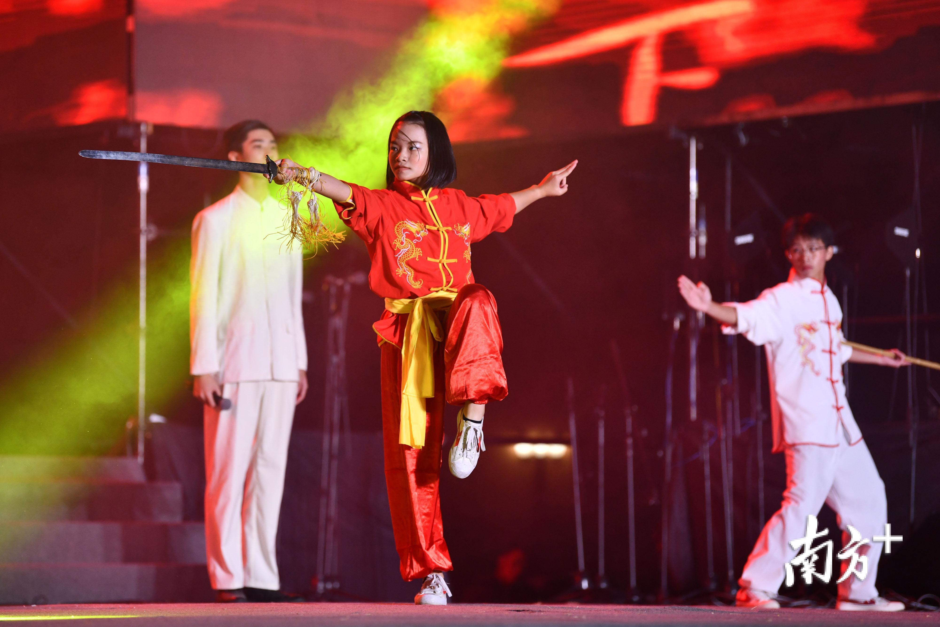 102班带来武术表演《精忠报国》。