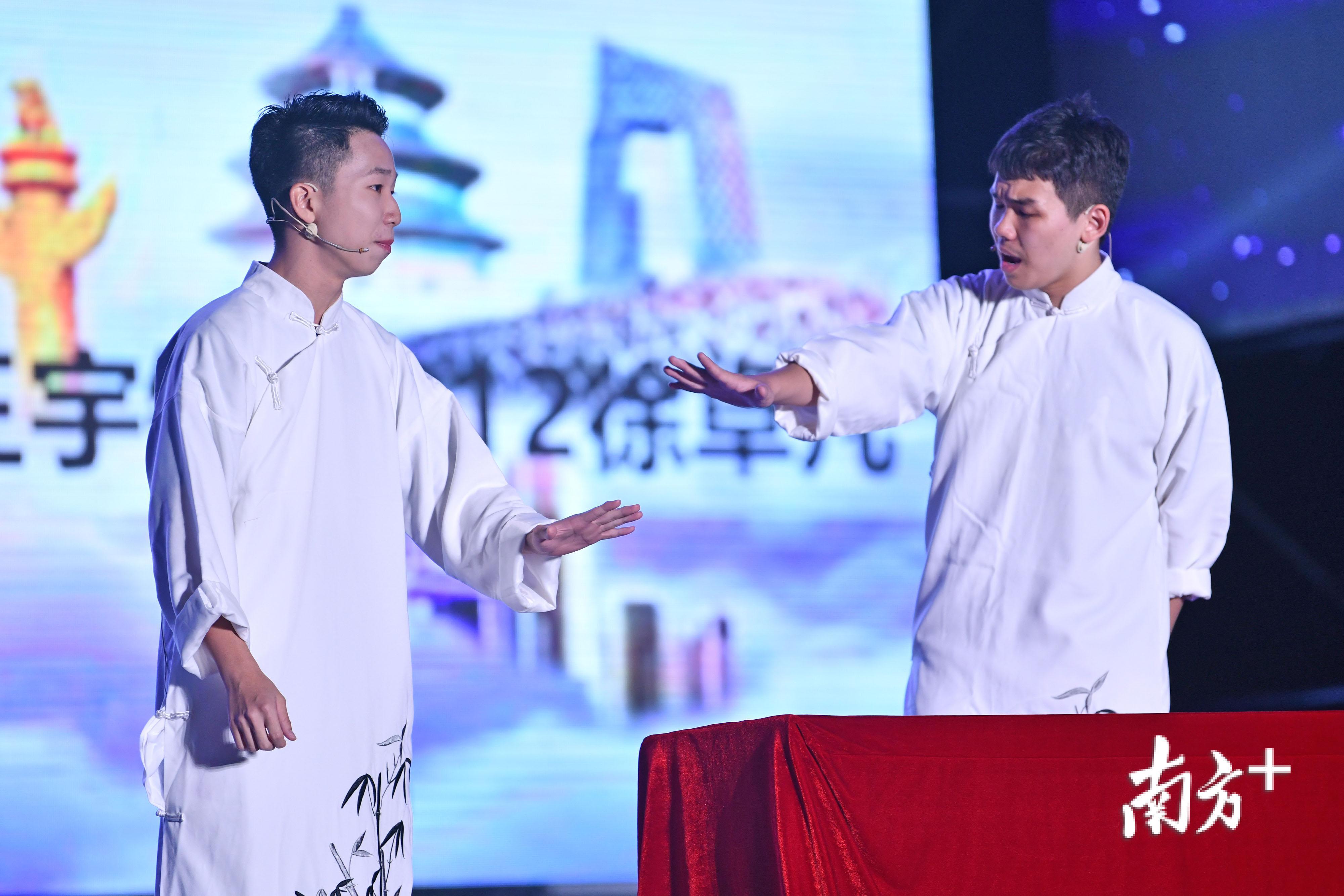 用相声讲述爷爷的故事。