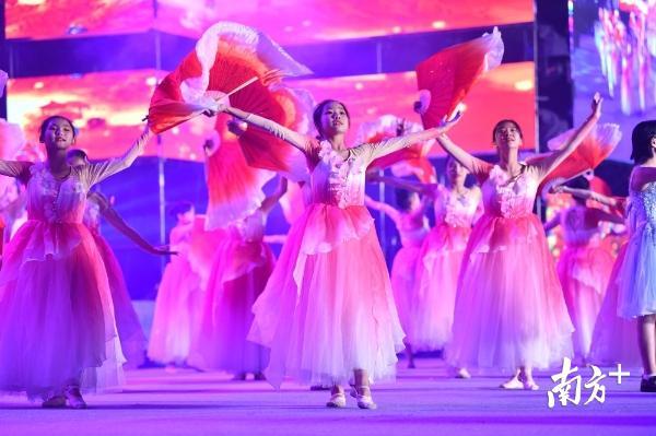 由石门实验中学的同学们带来节目《国家》。