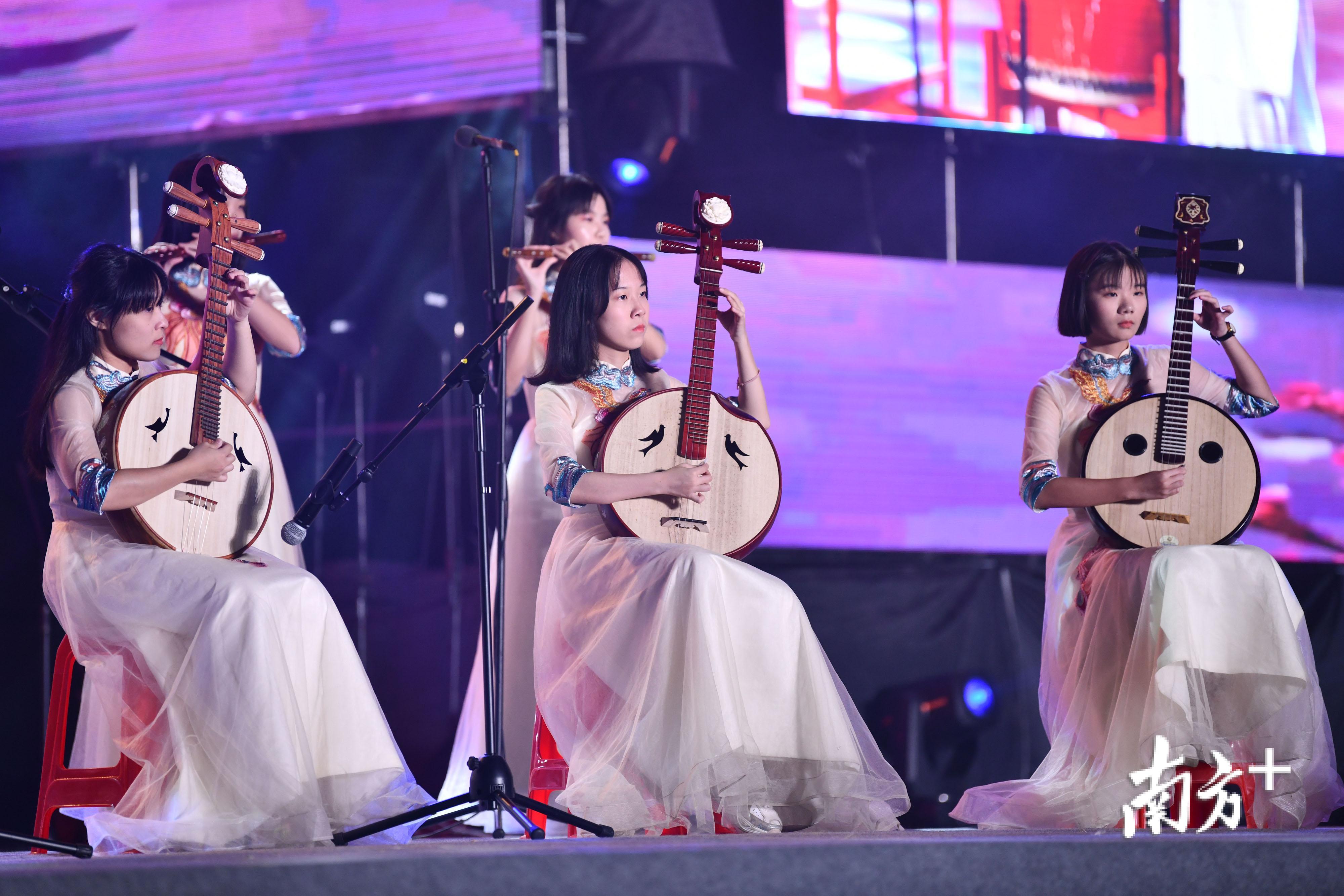 民乐队带来的演奏歌曲《志在九州》。