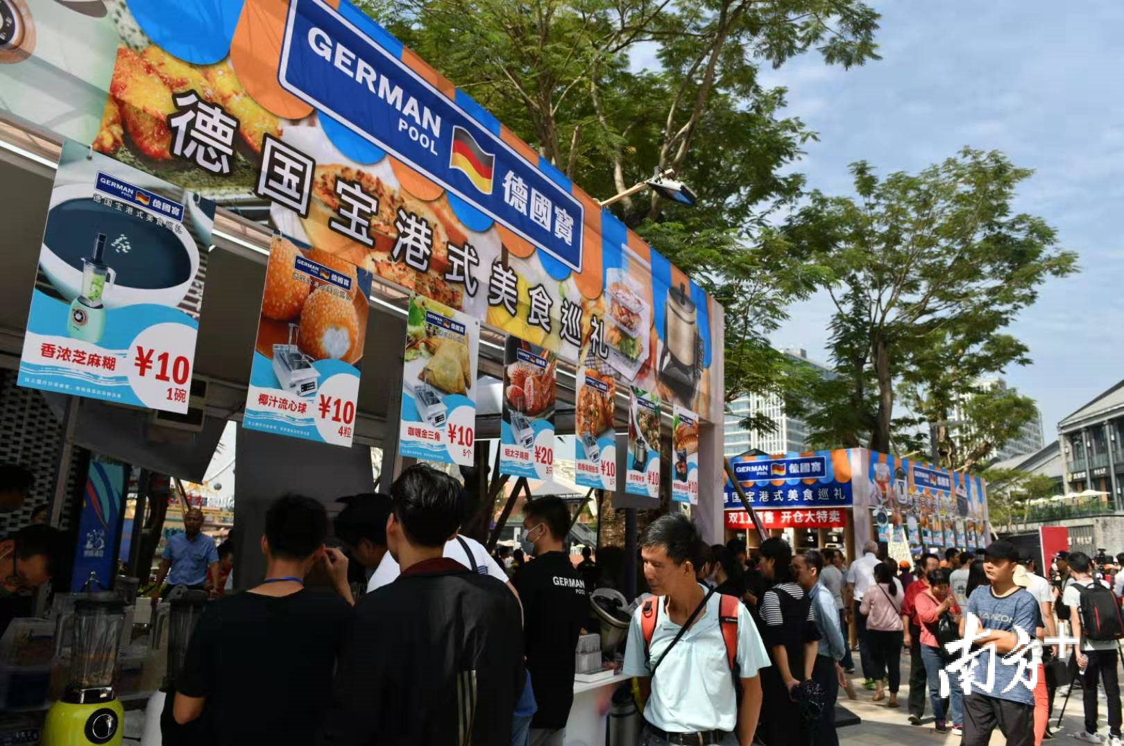 本次美食文化周共引进来自新加坡等6国的12个品牌商家，展出36种特色美食和30种包装美食。戴嘉信 摄