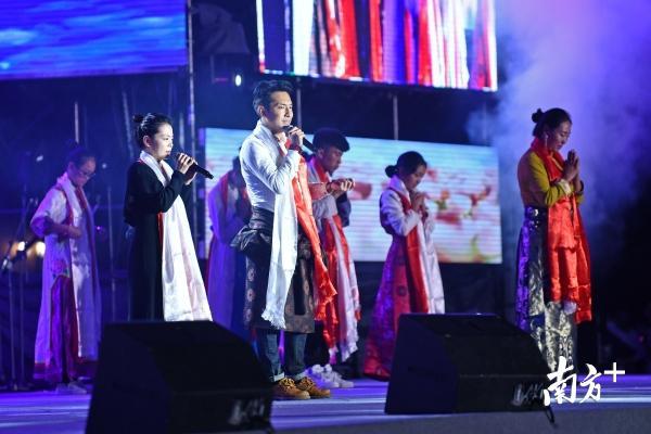 水磨中学给同学们带来表演《长大后我就成了你》。