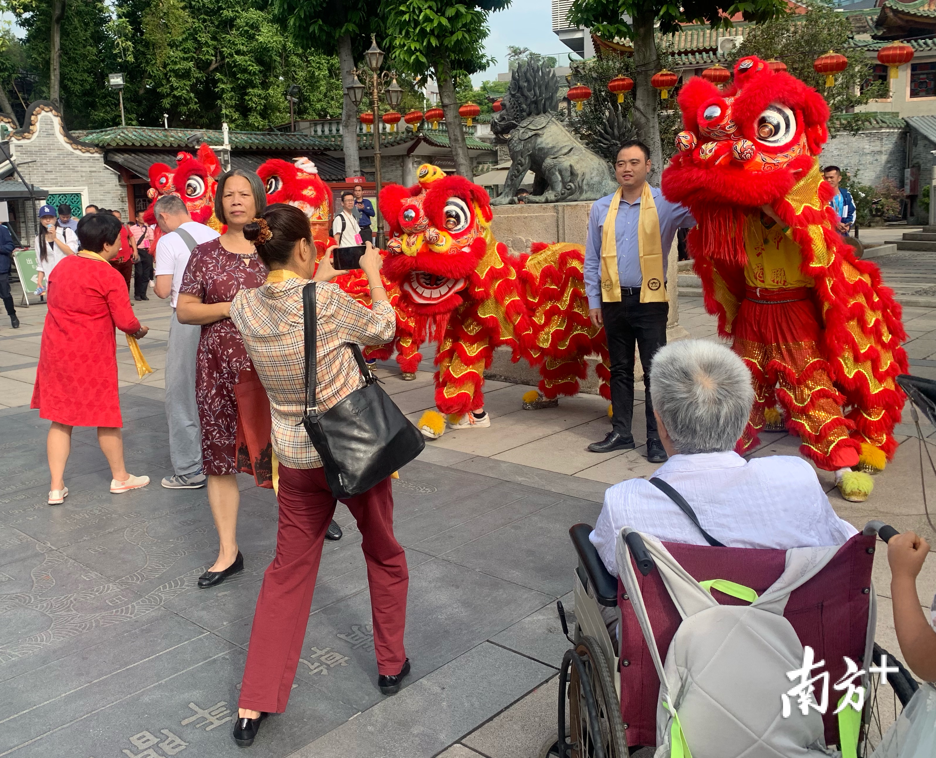 祖庙门前醒狮表演。庄晓莹 摄 祖庙门前醒狮表演。庄晓莹 摄