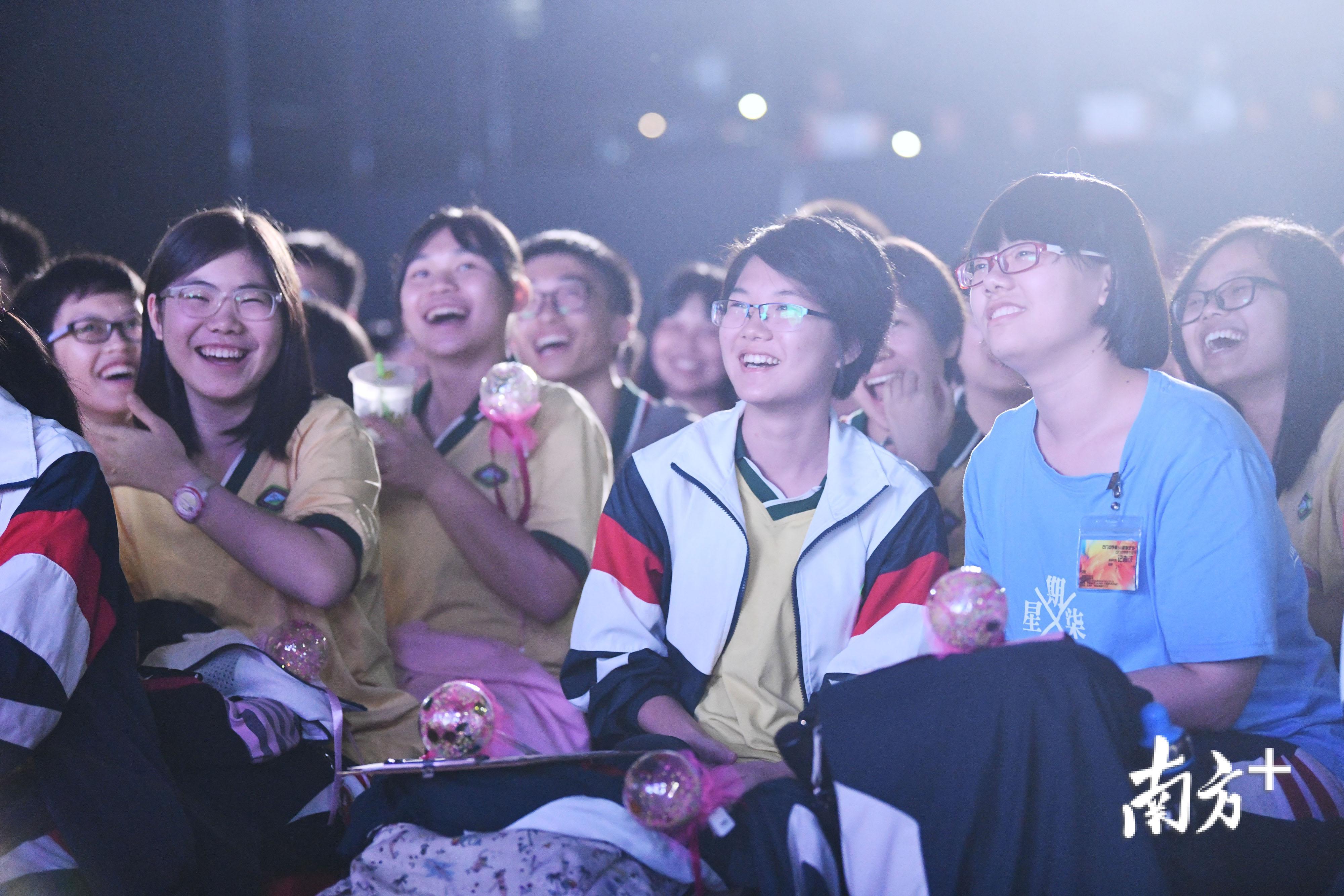 场上表演嗨翻全场，场下同学看的开心。