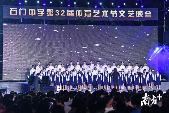 合唱团带来合唱曲目《装满星星的口袋+随你》。