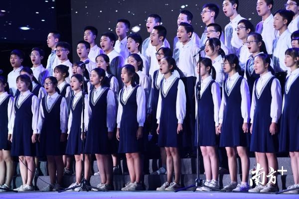 来听同学们悦耳的歌声。