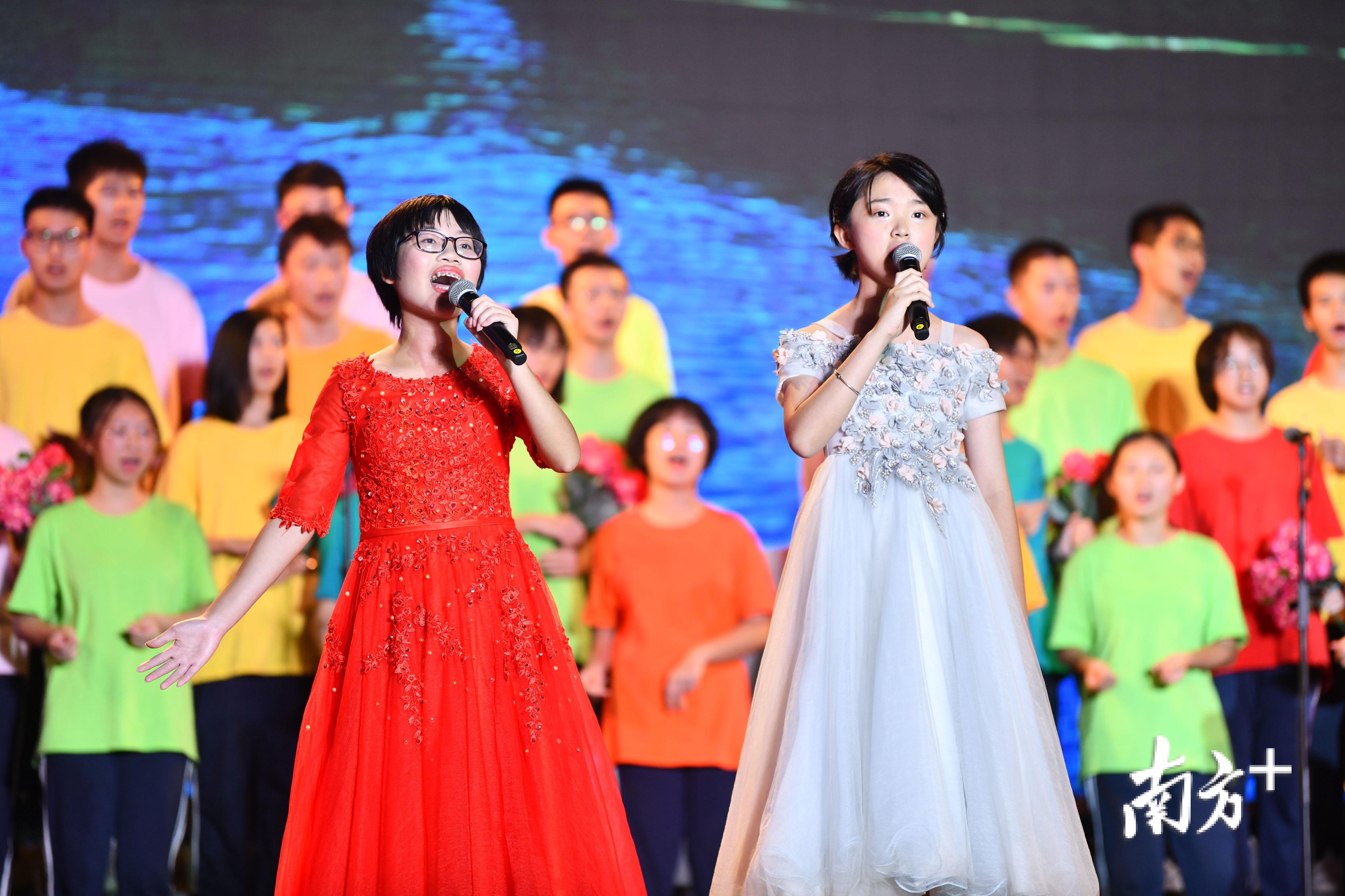 108班带来歌曲《我爱你中国》。