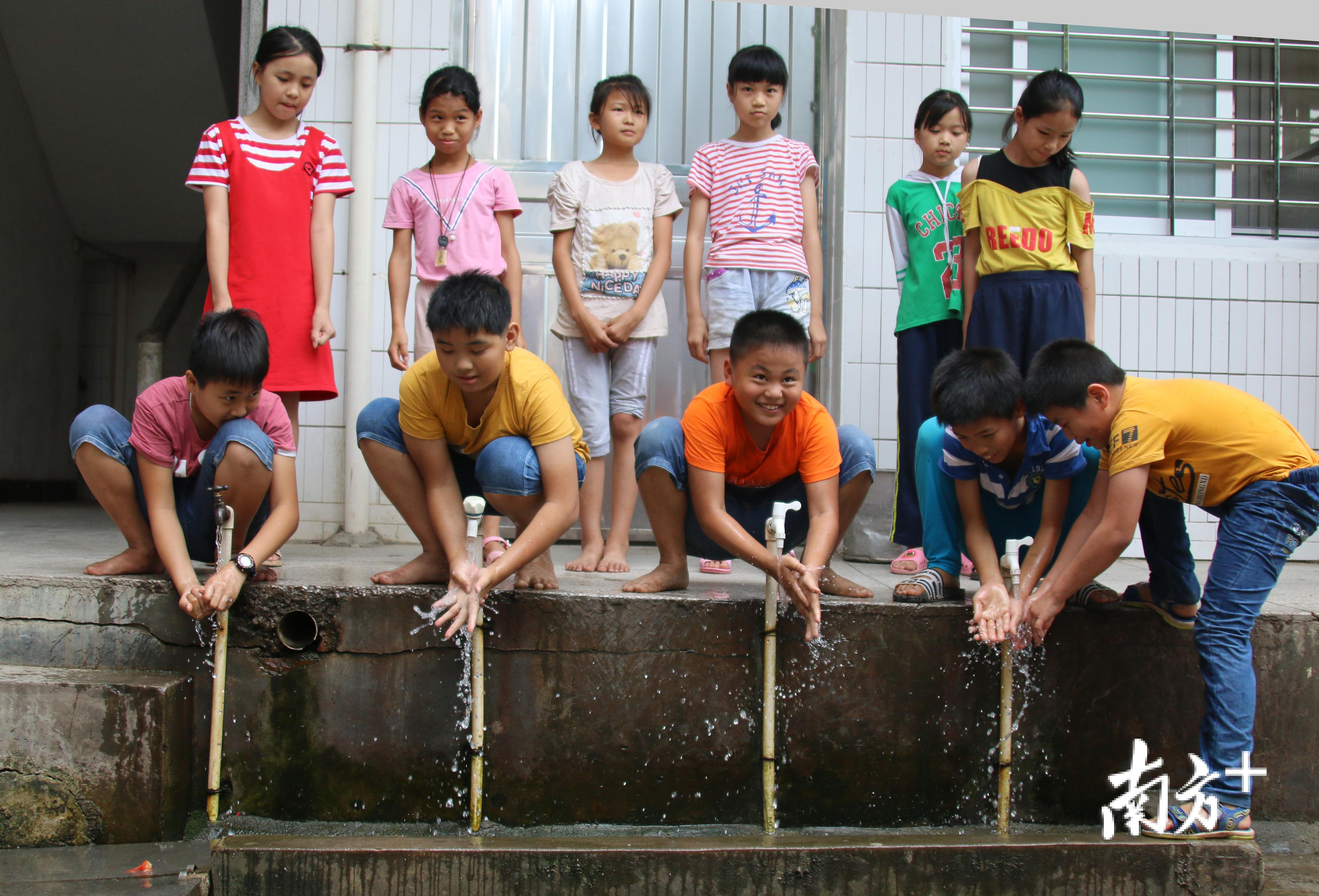 图为丰林村第一次喝上了自来水 陈立新摄