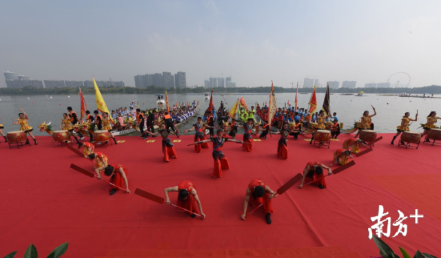 开幕式上融入佛山龙舟文化及岭南民俗文化元素的龙舟文化展演。 