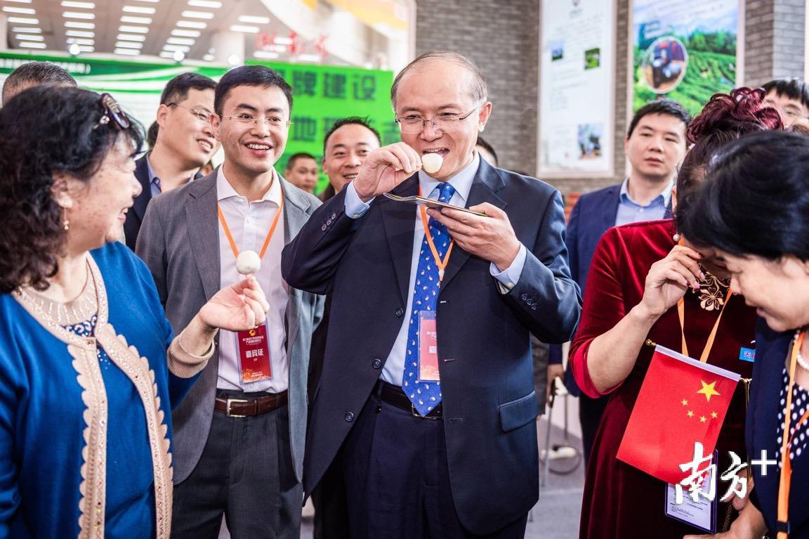 国家知识产权局毛金生巡视员品尝达濠鱼丸。