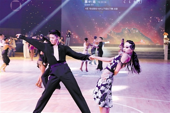 拉丁舞、摩登舞等交错表演，让观众大饱眼福。