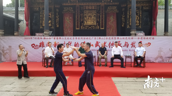 姚才姚琪咏春馆圣彼得堡分馆馆长NIKOLAI KONONOV和他的同门兄弟正在表演咏春对决。羊建溶 摄