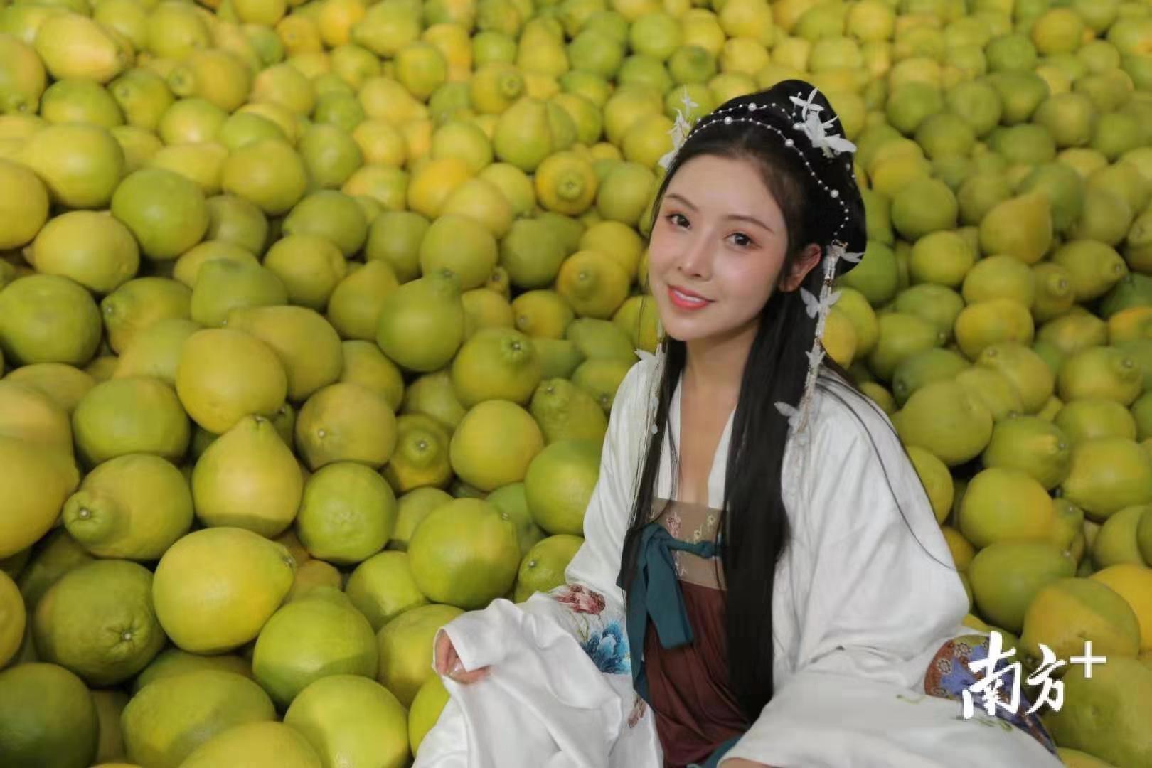 当天，诸多流量网红在梅州不同地点推介“梅州柚”