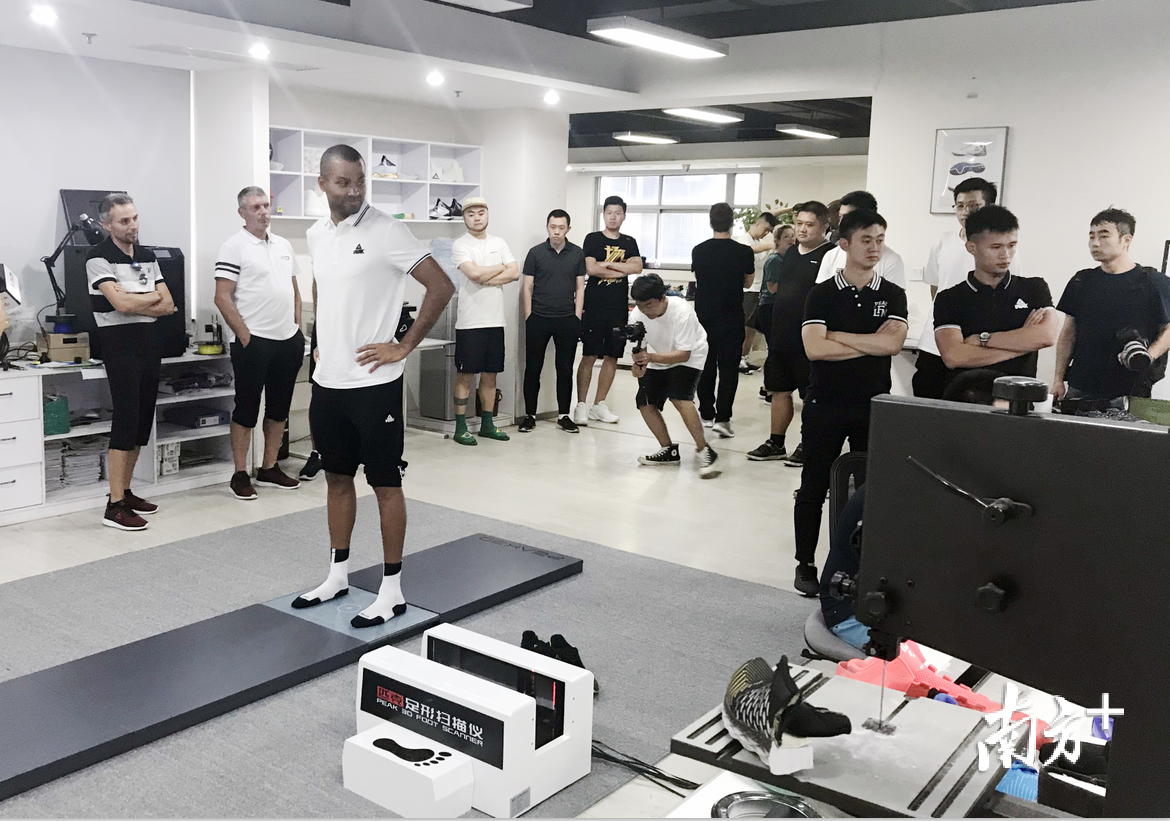 匹克为消费者提供个性化定制服务。图为匹克研发部门。受访者供图 匹克为消费者提供个性化定制服务。图为匹克研发部门。受访者供图