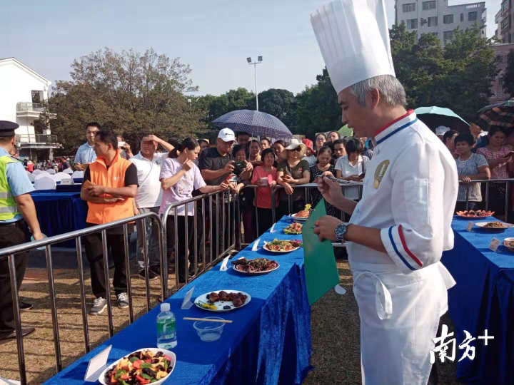 评委在试菜并评分。汤晓微摄