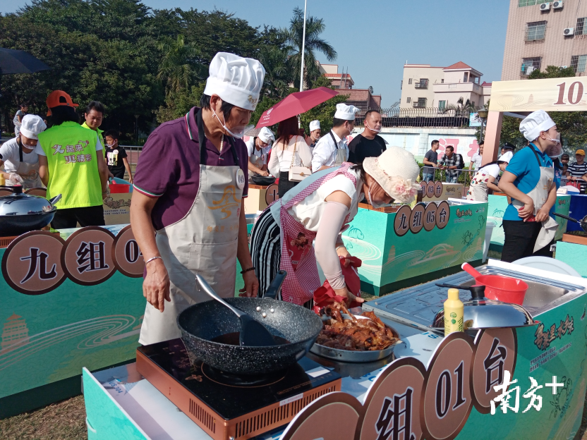 一组选手做的酱香鸭已经出炉。汤晓微摄