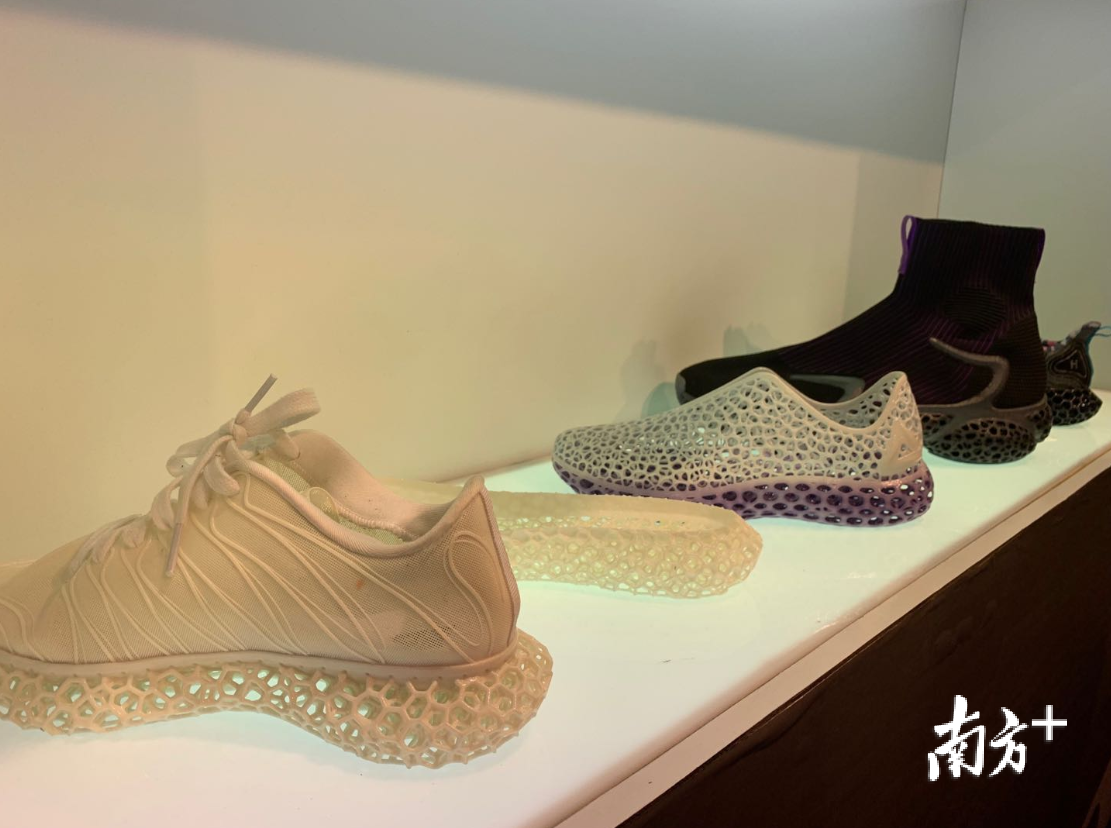 匹克用3D打印技术打印的运动鞋。王蓓蓓 摄 匹克用3D打印技术打印的运动鞋。王蓓蓓 摄