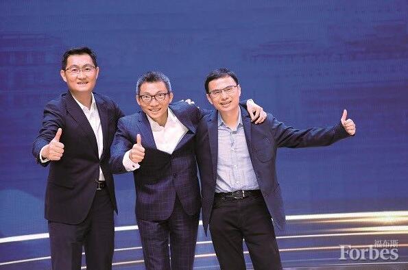 腾讯三位主要创办人：董事长马化腾（左），公益基金荣誉理事长陈一丹和荣誉顾问张志东（右）共同出席武汉学院慈善活动