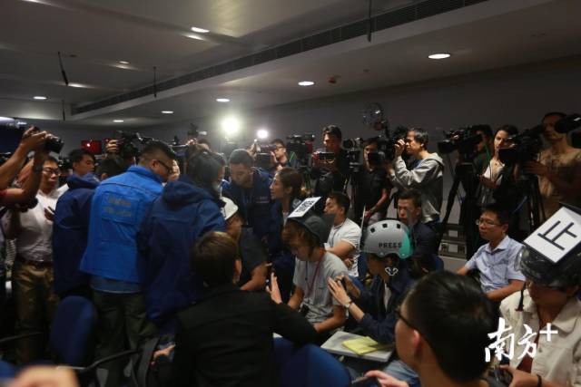 今日香港 警方发布会遭港媒捣乱 特区政府谴责太古城伤人等暴力行为 南方plus 南方